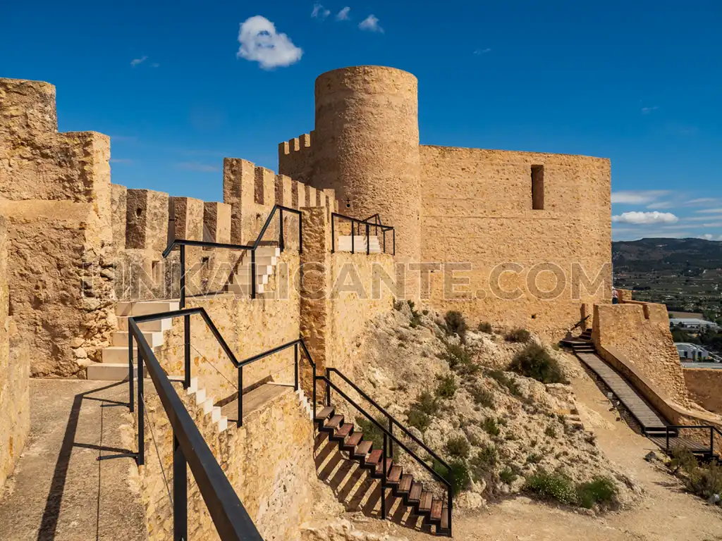 Muralla oeste y Palacio, castillo de Castalla