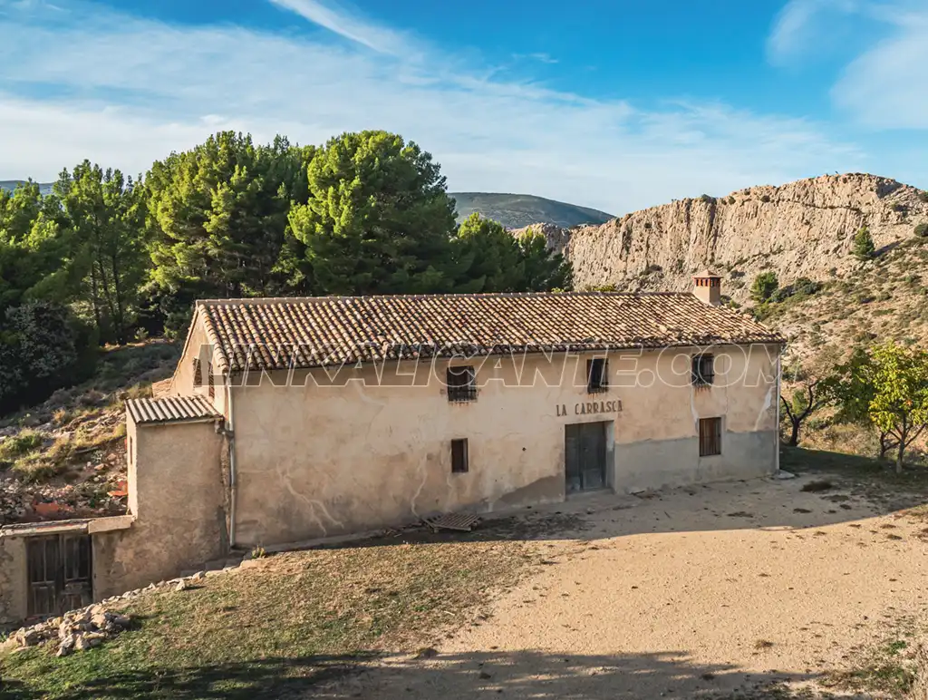 Mas de la Carrasca, a los pies del Penyó Cabal